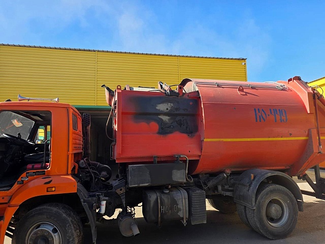 Выброшенная в мусорный бак зола могла стать причиной возгорания мусоровоза и городской свалки