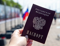 Мэр Благовещенска в День России вручил паспорта 13 юным благовещенцам