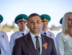 Главы Хэйхэ и Благовещенска возложили цветы на пограничной реке