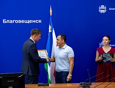 В Благовещенске работников торговли отметили Почетными грамотами