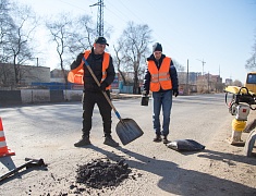 В Благовещенске начали активно работать по устранению выбоин на дорогах 