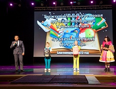 Почти 400 благовещенских первоклассников в Благовещенске получили к школе ранцы с канцелярией