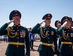 В амурской столице в преддверии Дня Победы подняли Копию Знамени Победы