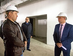 В новой школе в микрорайоне Благовещенска утепляют фасад и готовятся запускать тепло