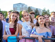 Почти 1200 благовещенских выпускников прошли в торжественном шествии по центру Благовещенска 