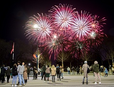 Небо над Благовещенском озарил высотный фейерверк