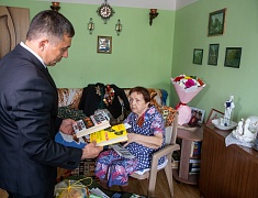 Мэр Благовещенска Олег Имамеев поздравил с наступающим Днем Победы Клару Верисоцкую