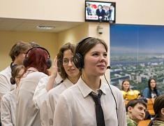 Специалисты управления по развитию потребительского рынка и услуг провели для десятиклассников конкурс КВН