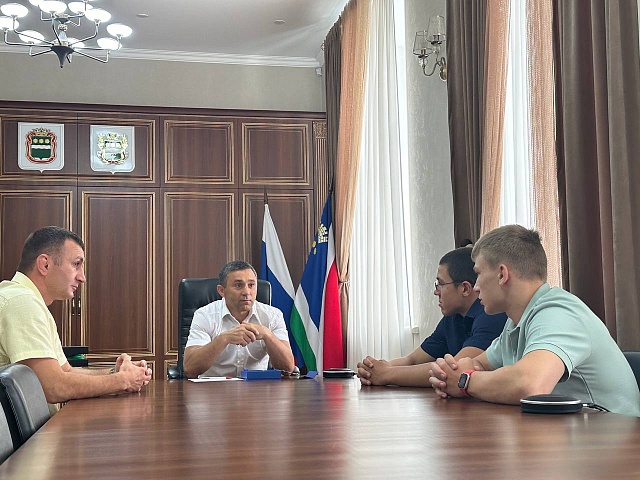 Третий спортсмен и третья медаль: с двумя благовещенцами, участниками игр «Дети Азии»,  встретился мэр амурской столицы 