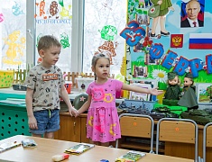 Ко Дню защитника Отечества в благовещенском детском саду подготовили выставку и спектакль для пап