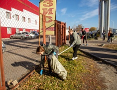 К общегородскому субботнику присоединились работники администрации Благовещенска