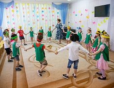 В благовещенском детском саду №67 спортивный флешмоб объединил родителей, детей и педагогов