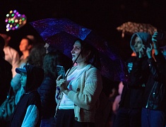 С днём рождения Благовещенск поздравили солист музыкального театра «Геликон-опера» Дмитрий Янковский и оркестр «АмурДжазБэнд»