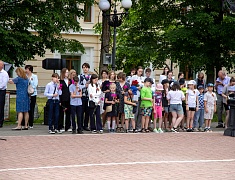 В День памяти и скорби благовещенцы возложили цветы к памятнику воинам-амурцам