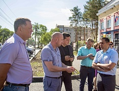 Выездное совещание у школы № 22 провел мэр Благовещенска Олег Имамеев