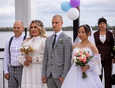 Коллективную свадьбу провели на берегу Зеи в Благовещенске