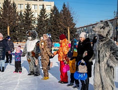 Театрализованная игровая программа для всей семьи "Рождество по-русски" прошла на центральной площади Благовещенска
