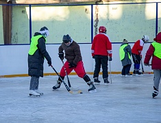 Хоккею с мячом учили ребят из благовещенского двора на Зейской
