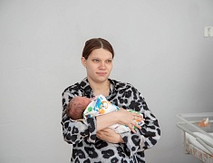 Молодые мамы, родившие в День города, по традиции получили приятные подарки от администрации