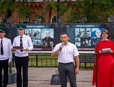 Олег Имамеев вручил благовещенским школьникам первые паспорта