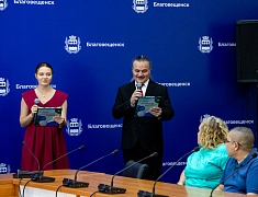 В Благовещенске работников торговли отметили Почетными грамотами