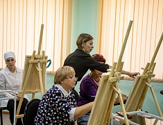 В Амурском медколледже прошел мастер-класс по рисованию для участников проекта «Целебная магия цвета»