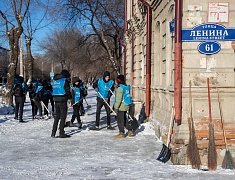 Благовещенские студенты почистили тротуары возле медучреждений