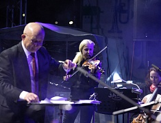 С днём рождения Благовещенск поздравили солист музыкального театра «Геликон-опера» Дмитрий Янковский и оркестр «АмурДжазБэнд»