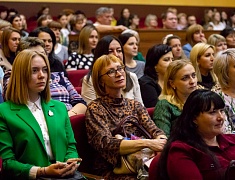 В Благовещенске за заслуги наградили более сотни педагогов