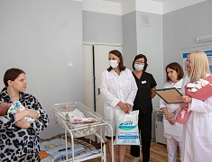 Молодые мамы, родившие в День города, по традиции получили приятные подарки от администрации