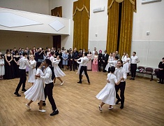 В Благовещенске в танце закружились более сотни студентов
