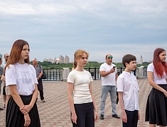 Олег Имамеев вручил благовещенским школьникам первые паспорта