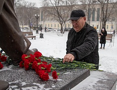 В День Героев России мэр Олег Имамеев и городские депутаты возложили цветы к памятнику Юрию Кузнецова