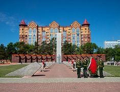 Цветы в память о подвиге советских солдат возложили в Благовещенске