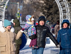 На площади Ленина для детей провели праздник со сказочными персонажами