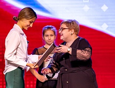 Премию мэра получили 40 талантливых школьников Благовещенска