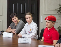 В Благовещенске чествовали известных благовещенцев — Елену Пастухову и Василия Семёнова. Они стали наставниками месяца