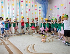 В благовещенском детском саду №67 спортивный флешмоб объединил родителей, детей и педагогов