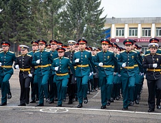 Мэр Благовещенска Олег Имамеев поздравил выпускников ДВОКУ с окончанием учебы