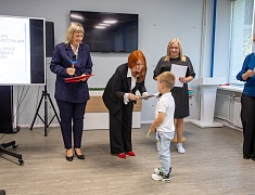 В областной библиотеке открыли выставку рисунков и подвели итоги конкурса «Нам дороги эти позабыть нельзя»