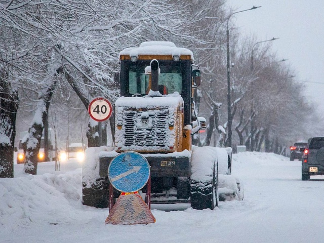 На улице Ломоносова в Благовещенске устраняют аварию на сетях водоснабжения 