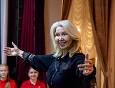 Мэр Благовещенска Олег Имамеев вручил кубок наставнику месяца