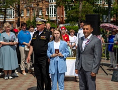 Мэр Благовещенска в День России вручил паспорта 13 юным благовещенцам