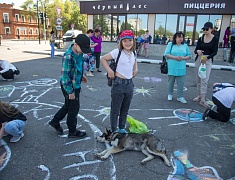 В День защиты детей маленькие благовещенцы рисовали на асфальте