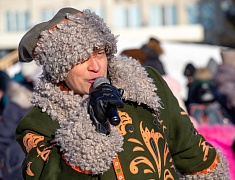 На площади Ленина для детей провели праздник со сказочными персонажами