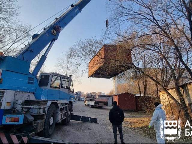 Благовещенск освобождают от самостроя: ещё четыре гаража отправились на площадку временного хранения 