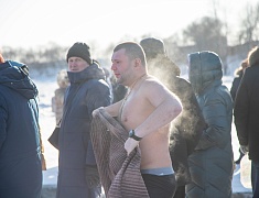  Благовещенцы окунулись в прорубь на Крещение