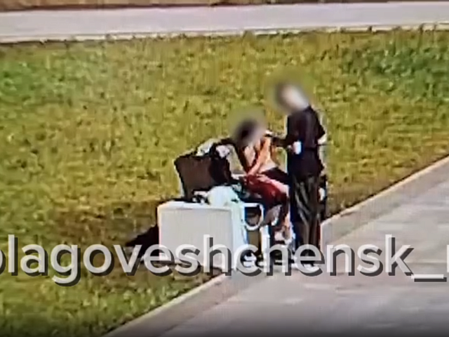 В Благовещенске малолетние «художники» испортили новые лавочки у аллеи фонтанов