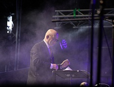 С днём рождения Благовещенск поздравили солист музыкального театра «Геликон-опера» Дмитрий Янковский и оркестр «АмурДжазБэнд»