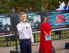 Олег Имамеев вручил благовещенским школьникам первые паспорта